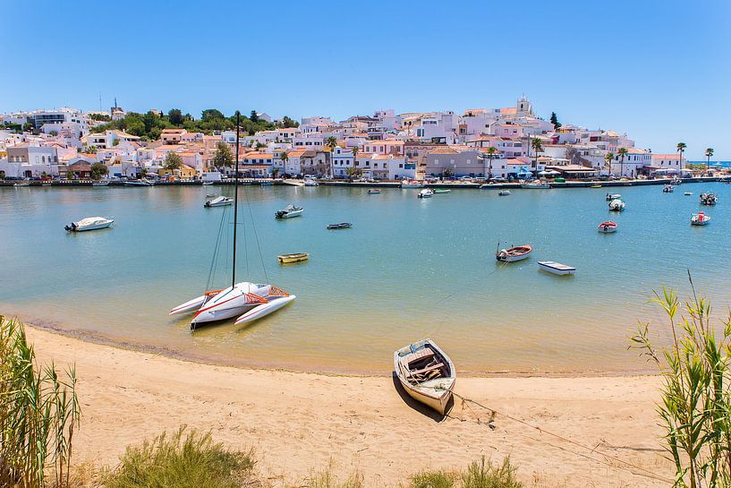 Kleine Boote liegen im Hafen am Standort in Portugal von Ben Schonewille