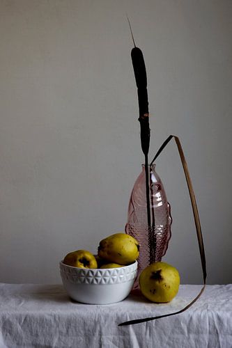 Nature morte de coings et vase de poisson en verre