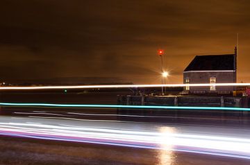 Douanehuis in Maassluis met passerend schip