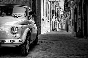 Oldtimer Fiat 500 in Syracuse opSicilië, Italië.