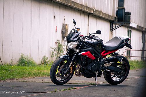 Triumph Naked Sport im industriellen Umfeld