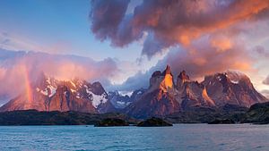 Torres del Paine massief bij dageraad van Dieter Meyrl