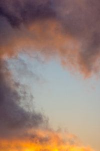 Das Abendlicht spielt mit den Wolken