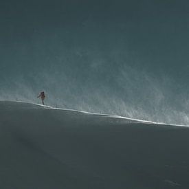 Skitourengeher auf windigem Grat in der Morgensonne von Lukas Schulz