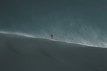 Skitoerers op winderige bergkam in de ochtendzon