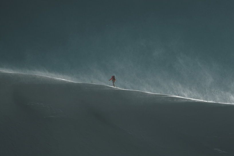 Skitoerers op winderige bergkam in de ochtendzon van Lukas Schulz