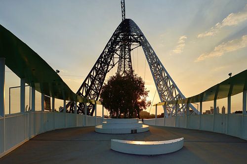 De zon gaat onder achter de Matagarup Bridge