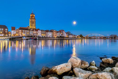 Deventer skyline bij volle maan, Overijssel, Nederland