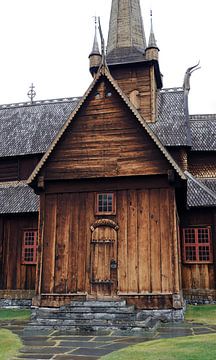 Ingang van de staafkerk in Lom in Noorwegen van Aagje de Jong