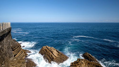 Zee met golven voor de kust van San Sebastian van Rick Van der Poorten