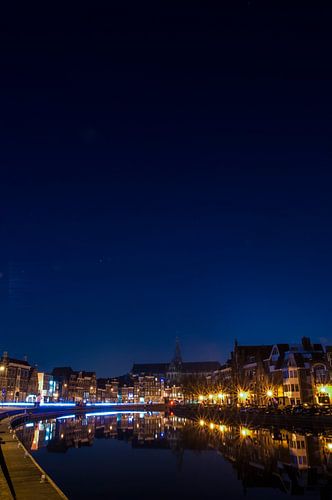 Nachtfoto van Haarlem over het Spaarne met zicht op de Bavo Kerk