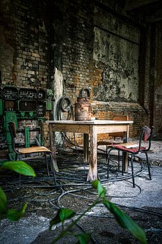 Industrieller Rückzugsort – Tische und Stühle in vergessener Halle