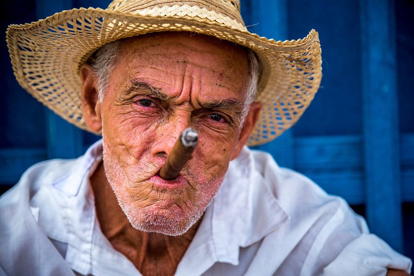 Cubaanse man met cubaanse sigaar van Manon Ruitenberg