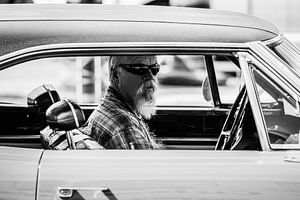 Man met baard in Plymouth Roadrunner (2:3)