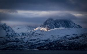 Lumière du soleil sur les montagnes enneigées du haut nord
