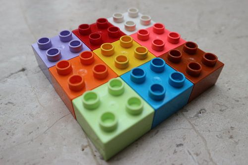 Negen (9) vierkante speelgoedblokken kleurrijk (rotatie 3)