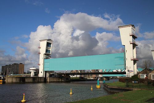 Algerakering met blauwe lucht en witte wolken