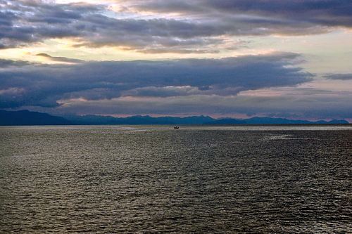 Een Siciliaanse visser in de baai van Cefalù