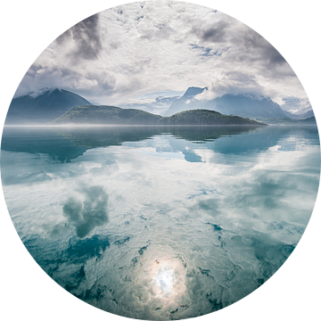 Reflectie van bergen en wolken van Ellis Peeters