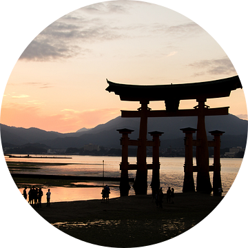Itsukushima-schrijn, Miyajima, Japan bij zonsondergang van Marcel Alsemgeest