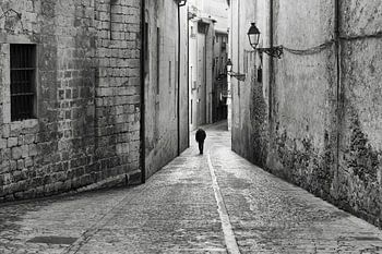 verlaten oude straat zwart wit