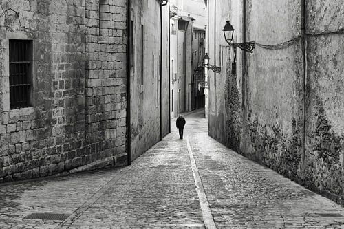 verlassene alte Straße schwarz-weiß