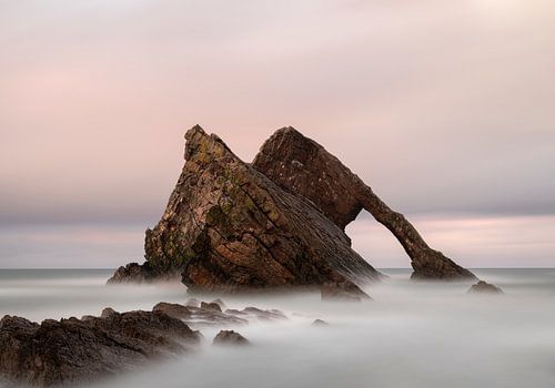 Bow Fiddle Rock in het Noorden van Schotland