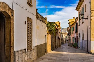 Straat in de oude stad van Alcudia op Mallorca, Spanje van Alex Winter