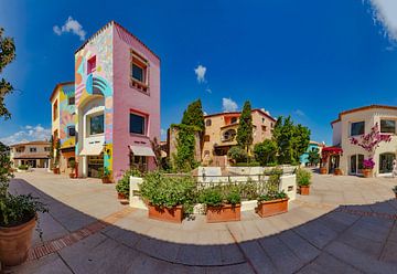 Het hyper luxe miljoenairs dorp aan de Smeralda kust, Porto Cervo, Sardinia, Italië van Rene van der Meer