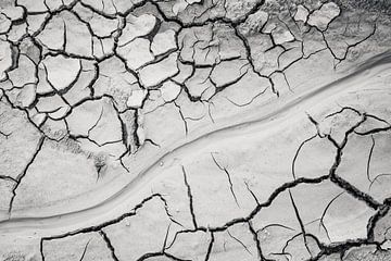 Trockene rissige Erde in Hverir Island von Michèle Huge