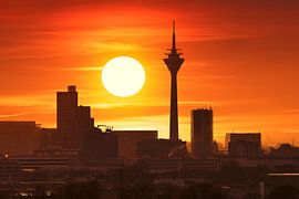 Düsseldorf im glühen des Sonnenuntergangs von LICHTERKISTE