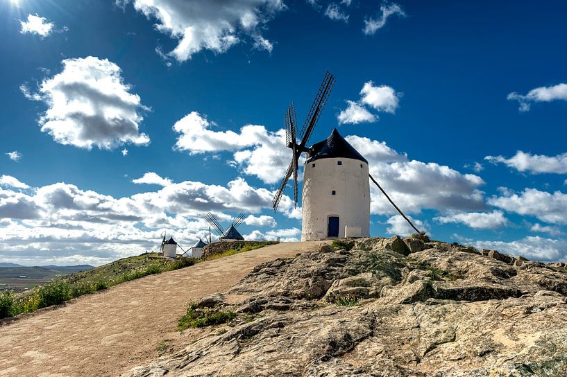 Historische windmolens van Don Quichot, in La Mancha (Spanje). van Carlos Charlez