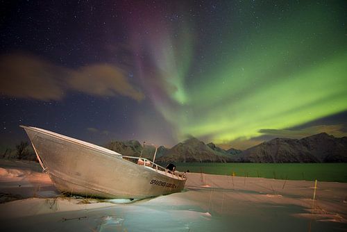 poollicht boven een vissersboot in Noorwegen
