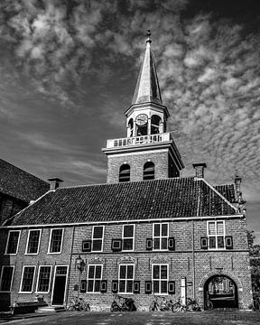 De kerktoren van Appingedam met wolkenlucht in zwart/wit