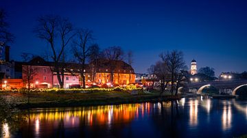 Verlichte kerstmarkt in de ziekenhuistuin, Regensburg van Robert Ruidl
