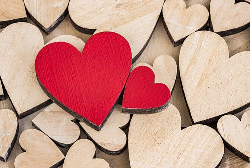 Romantische Valentijnsdagachtergrond met houten liefdesharten