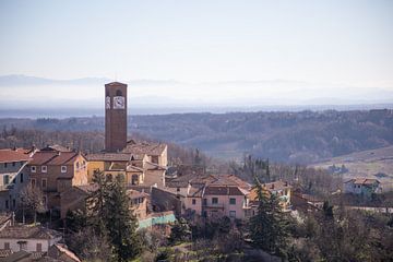 Zicht op dorp Mombaruzzo in Piemonte, Italië