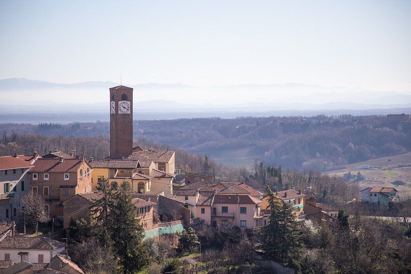 Blick auf das Dorf Mombaruzzo in Piemont, Italien von Joost Adriaanse