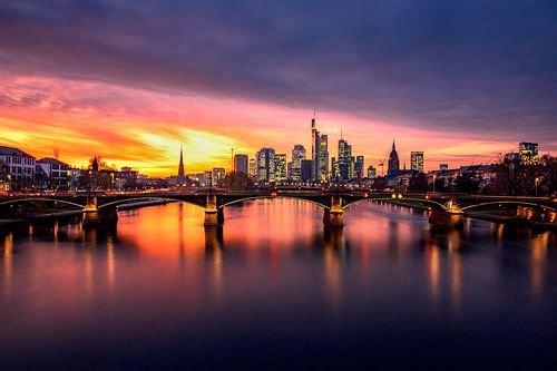Frankfurtse skyline bij zonsondergang met rivier