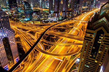 Sheikh Zayed road Dubai in de nacht van Sjoerd Tullenaar