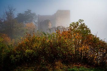 Kasteelruïne Lobdeburg in herfst met mist