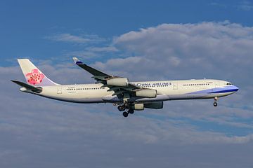 Landung des China Airlines Airbus A340-300. von Jaap van den Berg