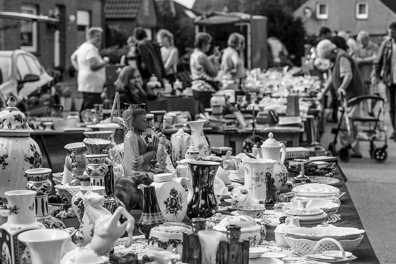 Auf dem Flohmarkt by Rolf Pötsch
