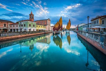 Cesenatico kanaal, historische zeilboten en kerk, Romagna, Italië van Stefano Orazzini