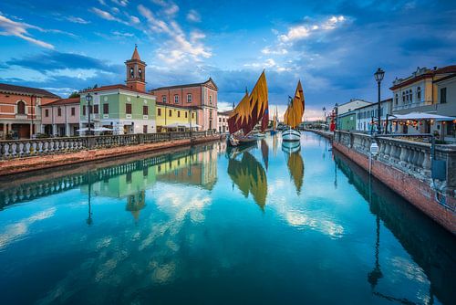 Canal de Cesenatico, voiliers historiques et église, Romagne, Italie
