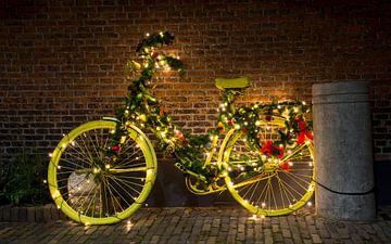 Gele Kerstfiets in Delft van Charlene van Koesveld