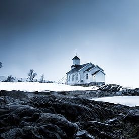Paysage avec une église skaninave en Norvège. sur Voss Fine Art Fotografie
