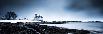 Paysage avec une église skaninave en Norvège. sur Voss Fine Art Fotografie