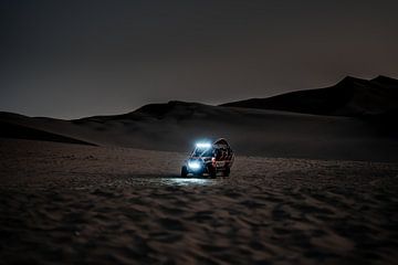 Rijdende buggy in de  woestijn van Huacachina | Peru van Felix Van Leusden
