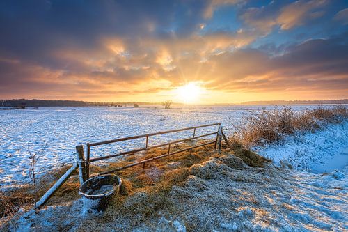 l'hiver dans la Drenthe avec un beau lever de soleil et de la neige sur les prairies. sur Bas Meelker